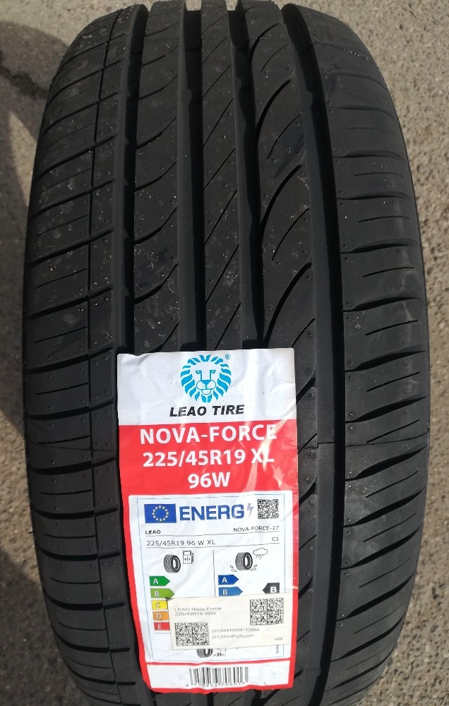 LEAO NOVA-FORCE 235/30R20